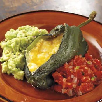 Punjene čili paprike s umakom od rajčice i guacamoleom