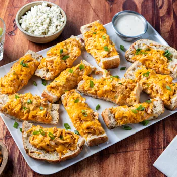 Punjeni francuski kruh s piletinom u buffalo umaku i sirom