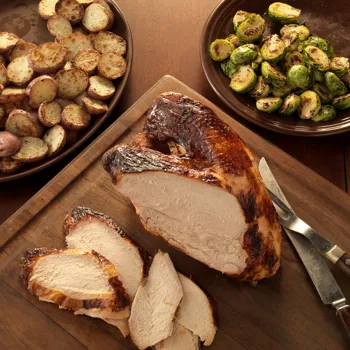 Pureća prsa marinirana u mlaćenici s mladim krumpirom i prokulicama