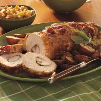 Pureća prsa s pancetom i ružmarinom uz pečeni krumpir i relish od jabuka