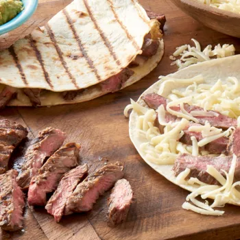 Quesadille s flank odreskom i guacamoleom