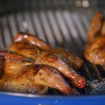 Raspljoštena kokoš s ljutom glazurom od marelice