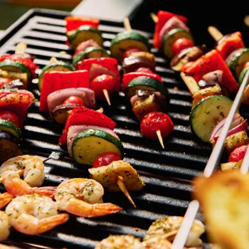 Ratatouille ražnjići s grilanim kozicama