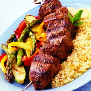 Ražnjići od janjetine s začinskim biljem, kuskusom i povrćem