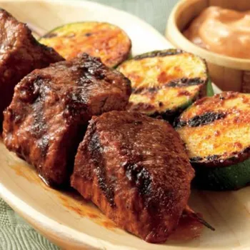 Ražnjići od tri-tip govedine i tikvica s dimljenom paprikom aioli