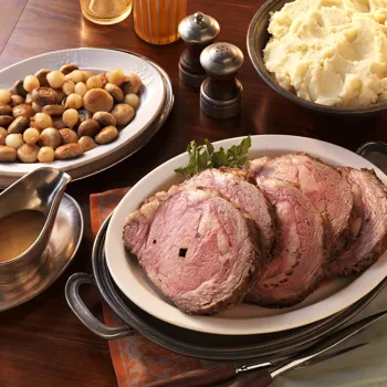 Rebra na ražnju s konjak gljivama i bisernim lukom