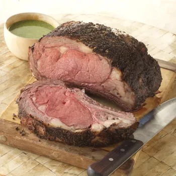 Rebra u korici od papra s pesto umakom od tri vrste bilja i lješnjaka