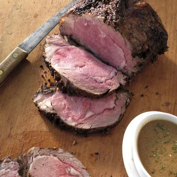 Rebra u korici od začinskog bilja s umakom od soka