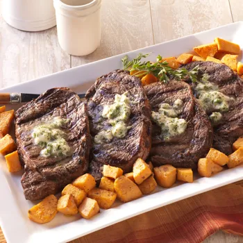 Rib eye odresci s maslacem od hrena i slatkim krumpirom s gorčicom