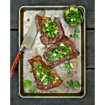 Roštilj steak s opaljenim mladim lukom i salsom verde