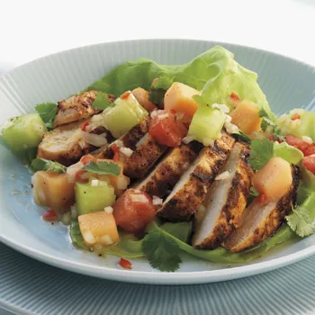 Salata od pileće prsa s miješanom salsou od dinje
