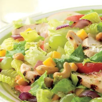 Salata od piletine i jabuke s cheddar sirom i indijskim oraščićima