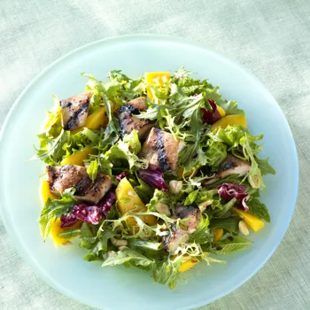 Salata od piletine i manga s preljevom od nara