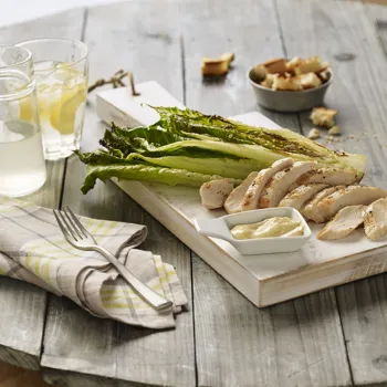 Salata od piletine i rimske salate s kremastim Caesar dresingom