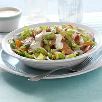 Salata s piletinom na buffalo način i dresingom od plavog sira