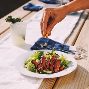 Salata s roštiljanim steakom na tajlandski način