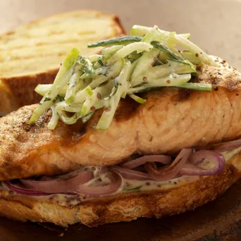 Sendvič s lososom i salatom od krastavca i jabuke