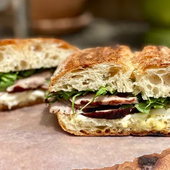 Sendvič s pršutom i mozzarellom na roštilju