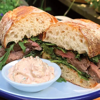 Sendvič sa skirt steakom, rukolom i aioli umakom od rajčice