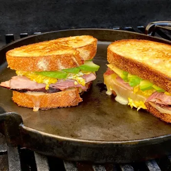 Sendvič sa šunkom i jajima za doručak