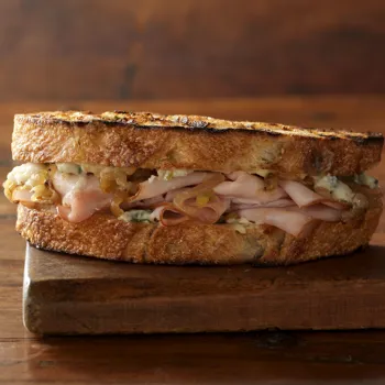 Sendviči s dimljenom puretinom, plavim sirom i karameliziranim lukom