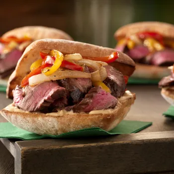 Sendviči s flank steakom u balsamico marinadi, paprikama i lukom