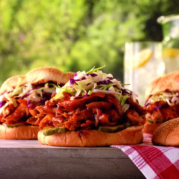 Sendviči s rastrgnutom piletinom, jabučnim ciderom i salatom od kupusa