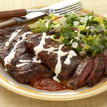 Skirt steak s umakom od crvene čili papričice i kremastom salatom