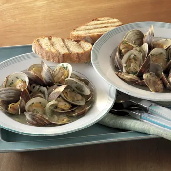 Školjke na pari s bijelim vinom i češnjakom