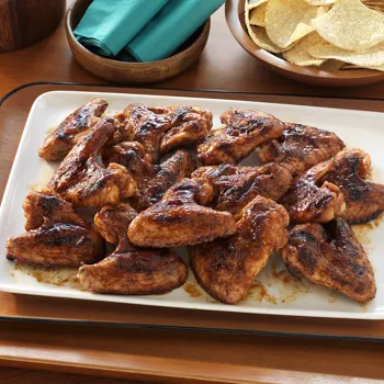 Slatko-ljuta pileća krila sa Sriracha, medom i limetom