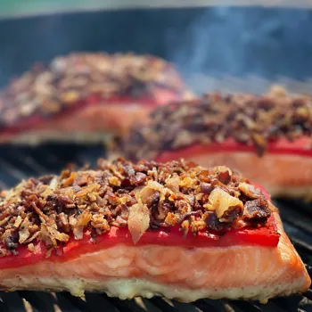 Slojeviti dimljeni losos