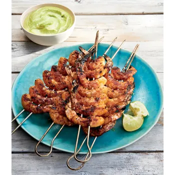 Sočne kozice s umakom od pečene čili paprike i avokada