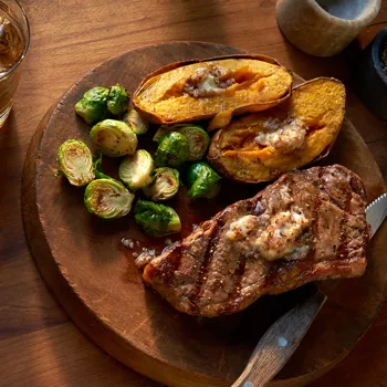 Strip odresci i batati s burbon-pekan maslacem