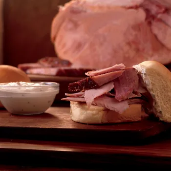 Šunka s glazurom od ananasa i hrenom