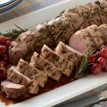 Svinjski file s korom od senfa i začinskog bilja uz crveno grožđe