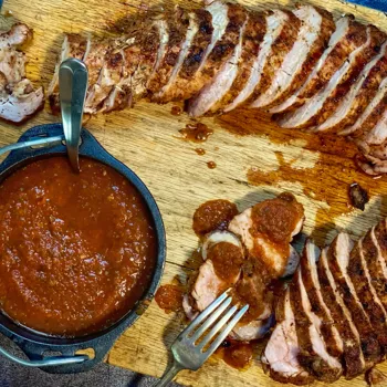 Svinjski file s začinskom korom i umakom od pečenih rajčica