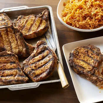 Svinjski kotleti s korom od začina i slaw salatom od mrkve