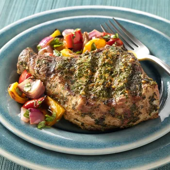 Svinjski kotleti u charmoula marinadi s grilanim paprikama