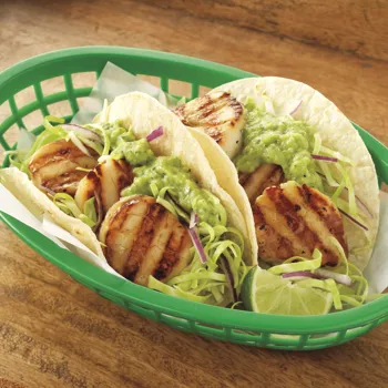 Taco s kapicama, salatom od kupusa i umakom od avokada