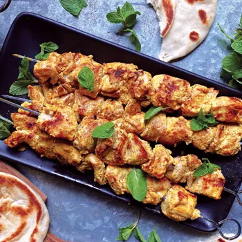 Tandoori pileći ražnjići s naan kruhom