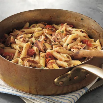 Tjestenina s lososom s roštilja i svježim povrćem