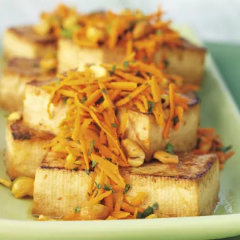 Tofu odresci s limunom i đumbirom uz salatu od mrkve i indijskih oraščića