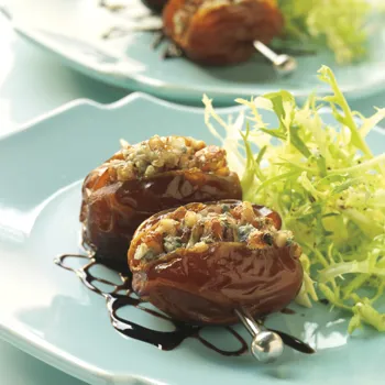 Tople datule punjene plavim sirom i pekanima