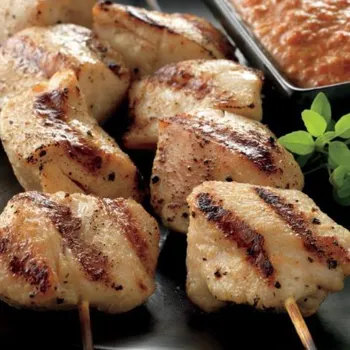 Turski pileći ražnjići s umakom od crvene paprike i oraha