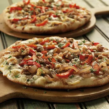 Vegetarijanska pizza s karameliziranim lukom, paprikama i plavim sirom