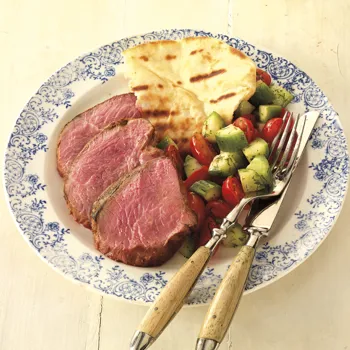 Začinjena marinirana janjetina sa salatom od rajčice i krastavca