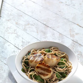 Začinjene kapice s špinatom i soba rezancima