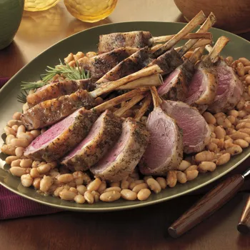 Začinjeni rebra janjećeg mesa s bijelim grahom i češnjakom