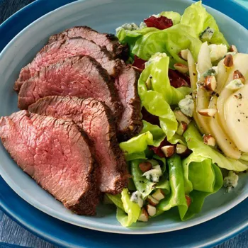 Začinjeni tri-tip odrezak sa salatom od kruške, radiča i plavog sira