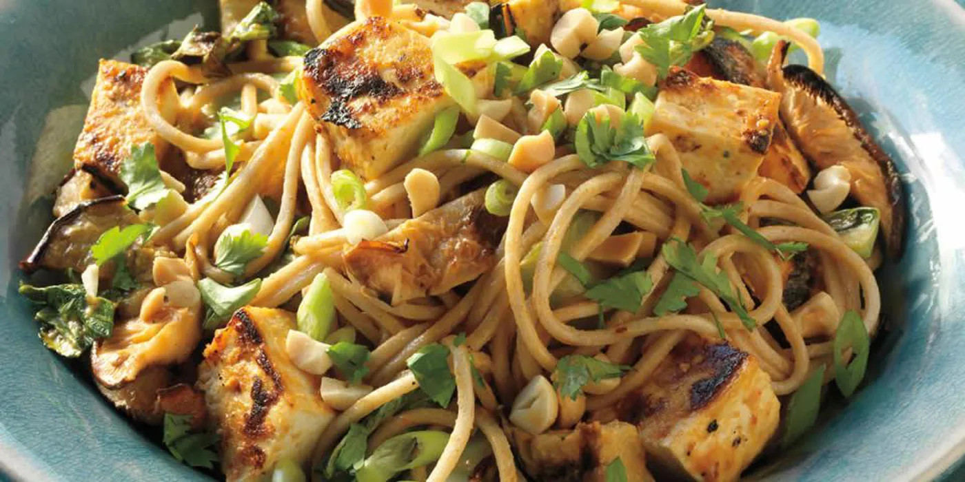 Azijski rezanci s pečenim tofuom i povrćem